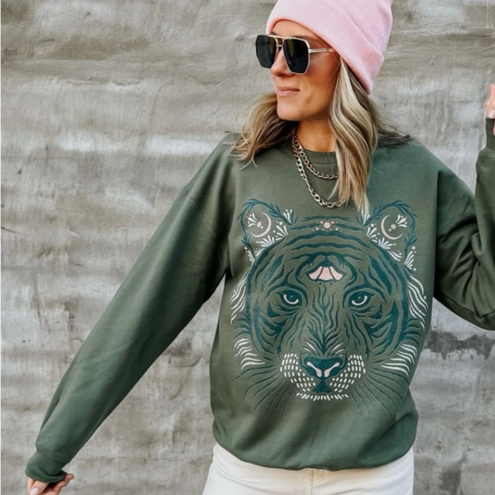 Mountain Moverz Green Tiger Graphic  Sweatshirt Size M